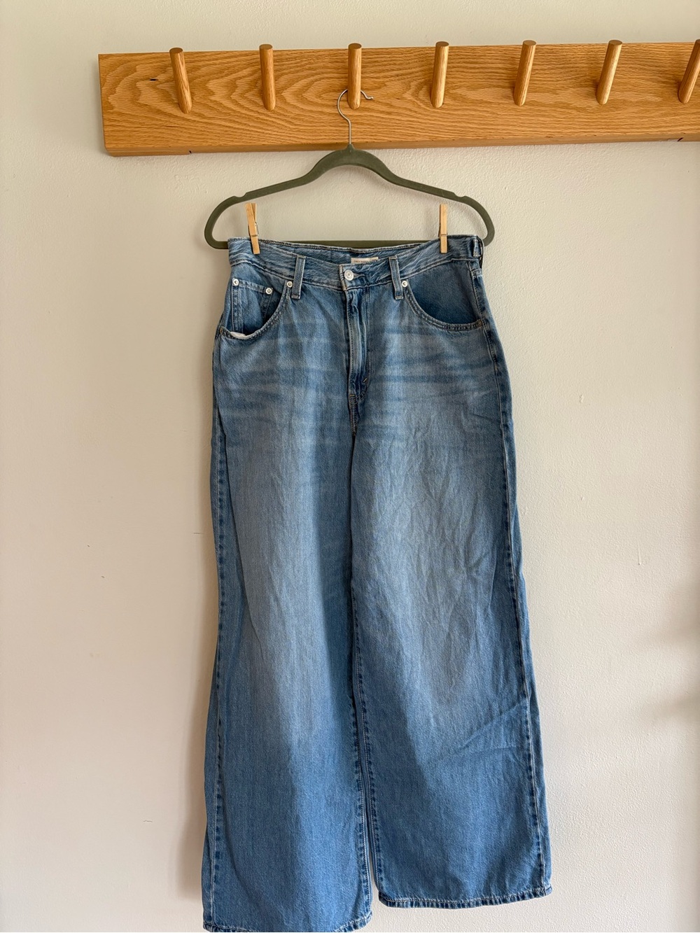 Levi’s High-Rise Cinch Baggy Jean